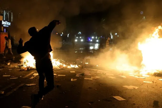 Per il secondo giorno consecutivo in Albania gli studenti hanno protestato danneggiando la sede del ministero dell’Istruzione
