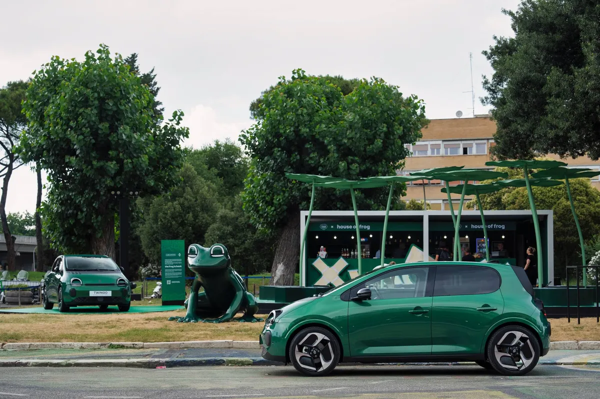 Renault “House of Frog”, Twingo pronta a vivacizzare l’estate romana