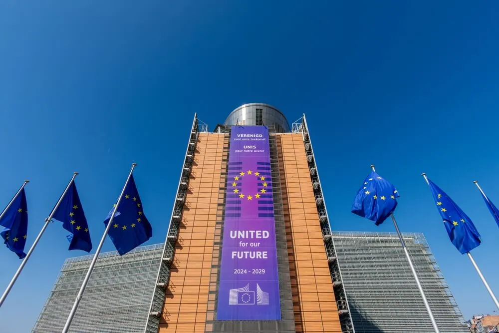L’Ue mette sul piatto 20 miliardi per le gigafactory AI: i dubbi di eurodeputati ed esperti