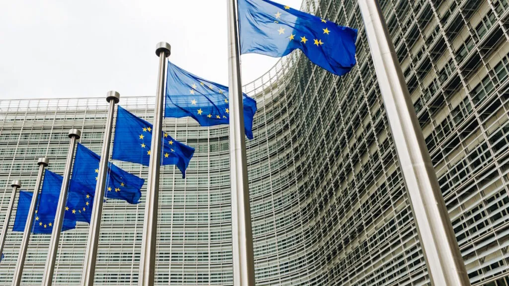 La Commissione UE ha avviato una consultazione pubblica sullla trasparenza dell’AI