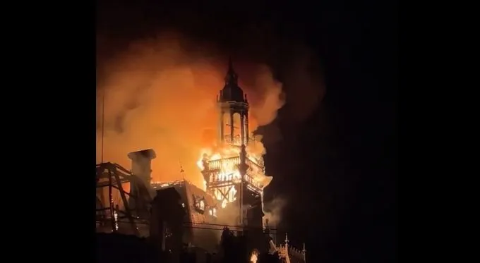 Il crollo del municipio di Limoges, dato alle fiamme durante le proteste in Francia