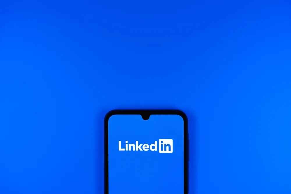 Licenziamenti AI, LinkedIn taglia il 5% del personale nonostante i ricavi in crescita