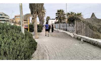Ostia, via la sabbia dalla ciclabile del lungomare: partita la pulizia della pista