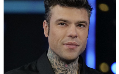 “100 mila euro, vitto, alloggio, vini bianchi senza solfiti e cibo bio”: l’ospitata di Fedez alla sagra dello stoccafisso diventa un ‘caso’