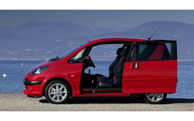 1007, vent’anni fa la rivoluzione firmata Pininfarina. Peugeot e la citycar con le porte scorrevoli