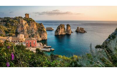 20 idee last minute per trascorrere il week-end di Ferragosto in Italia tra borghi, castelli, trekking, mostre e spiagge da sogno