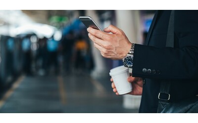 “200 euro di multa per aver chiamato in vivavoce in una stazione ferroviaria? Pensavo fosse uno scherzo, mi rifiuto di pagarla”: la rabbia di David