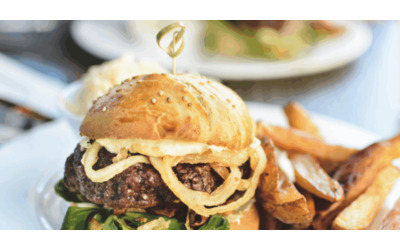 22enne in fin di vita dopo aver ingoiato un hamburger intero per scherzo Ha cominciato a sbattere la schiena contro una colonna per farlo uscire