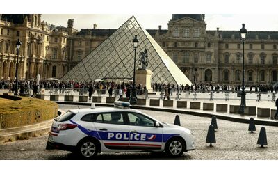 5 nuovi arresti per il furto dei gioielli al museo Louvre di Parigi, incluso uno dei principali sospettati