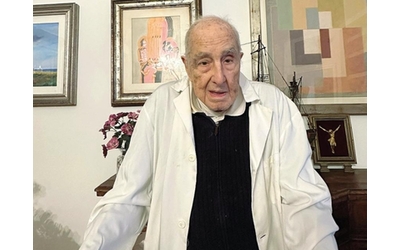 A 101 anni visito ancora i miei pazienti Non tremo non sbavo cammino da solo con l aiuto del bastone La morte Vuol dire addormentarsi Almeno spero la storia del dottor Cardini