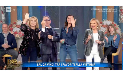 A Bar Centrale ballano Per sempre s di Sal Da Vinci ma Pino Strabioli sbaglia dito e parte il medio la gaffe in diretta su Rai 1