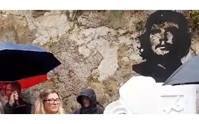 A Carrara inaugurata la prima statua di Ernesto Che Guevara in Italia: “Un invito alla libertà”