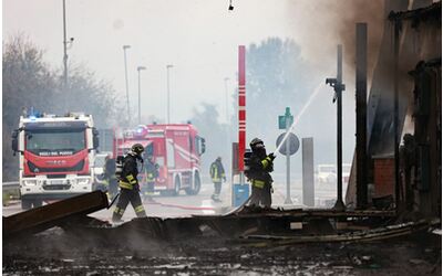 A fuoco il casello di Brescia sud: fiamme da un tir carico di gomme, autostrada chiusa