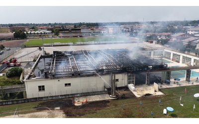 A fuoco una piscina nella Bergamasca, evacuate le persone: vigile del fuoco ferito. Il video della struttura