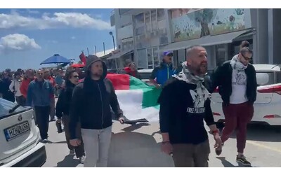 A Ierapetra corteo sul lungomare e in centro per salutare (e sostenere) la Flotilla: “Siamo ancora qui e questa è una sconfitta per l’esercito di Israele”