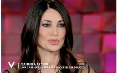 A Manuela Arcuri un assegno da 6mila euro al mese e la villa a Roma sud raggiunto l accordo dopo la separazione da Giovanni Di Gianfrancesco