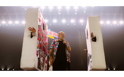 A Max Pezzali non si comanda: fenomeno pop da 18 sold out a Milano e Roma. Il Forum si è trasformato in un enorme college con un capoclasse accogliente