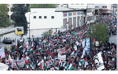 A Milano folla alla manifestazione nazionale per la Palestina e per il cessate il fuoco. “Siamo 15mila”