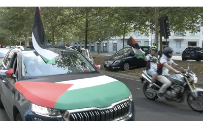 A Milano la “carovana per la Palestina” con decine di auto in corteo: “Meloni complice del genocidio”