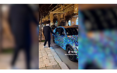 A Natale anche l auto si veste a festa cos nel Barese l automobile viene addobbata come un albero