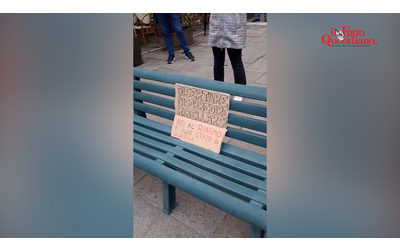 A Treviso una panchina in piazza durante il corteo del 25 aprile: il gesto contro il sindaco Gentilini morto