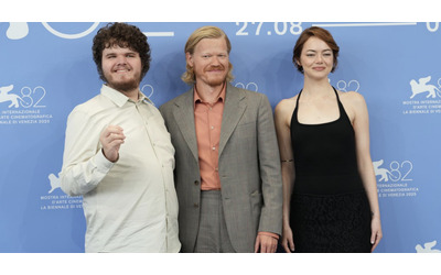 A Venezia non poteva esserci film più spiazzante e necessario di Begonia: Lanthimos da urlo, Emma Stone antidiva pura in stato di grazia