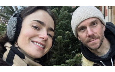 “Abbiamo avuto una bambina con maternità surrogata. Diffondete parole d’odio senza sapere la motivazione per cui una donna può avere bisogno di questo”: il marito di Lily Collins contro gli haters