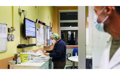 Abuso di medici gettonisti, così la sanità è ancora tenuta in piedi da professionisti privati: dal 2019 spesi oltre 2 miliardi