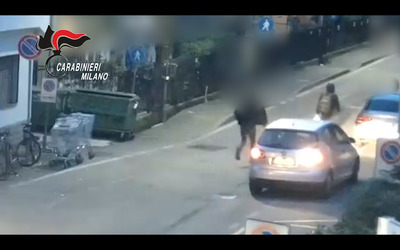 Accoltella il cognato in strada incastrato dalle telecamere il video dell aggressione
