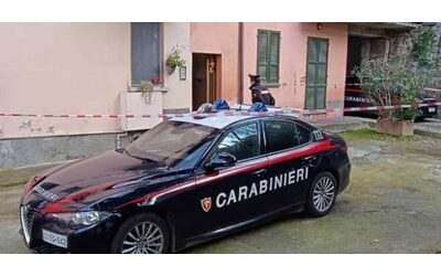 Accoltellata al collo dal marito al termine di una lite in casa 45enne in gravi condizioni Fermato l uomo