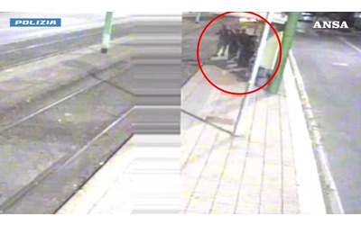 Accoltellato per rapina a Milano, fermati due 16enni dalla polizia: il video dell’aggressione