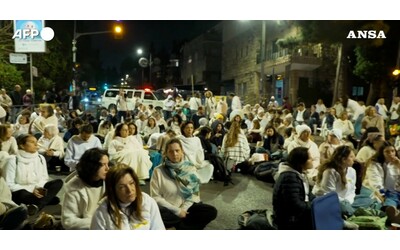 Accordo tra Israele e Hamas, l’attesa a Gerusalemme prima dell’annuncio. E a Tel Aviv le persone scendono in strada a festeggiare – Video