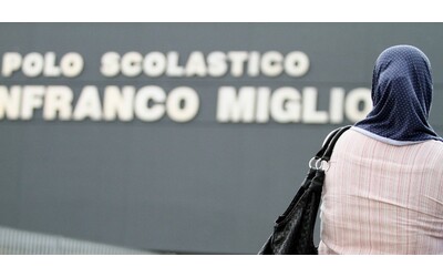 Adro cancella il nome dell’ideologo della Lega Gianfranco Miglio dalla parete della scuola