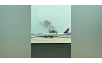 Aereo Delta in fiamme all’aeroporto di Orlando: evacuazione d’emergenza per 200 passeggeri