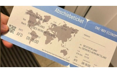 AfD invia 30mila falsi biglietti d’espulsione agli immigrati: “Solo la remigrazione può salvare la Germania”. Indaga la polizia