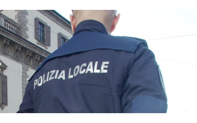 Agente ferma il traffico con la moto e salva un bambino di 10 anni che correva in strada
