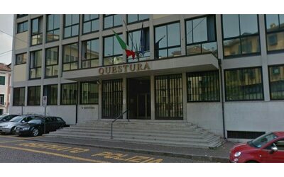 Aggredisce con un’ascia due poliziotti, uno degli agenti costretto a sparare: 32enne ferito a una gamba e piantonato all’ospedale