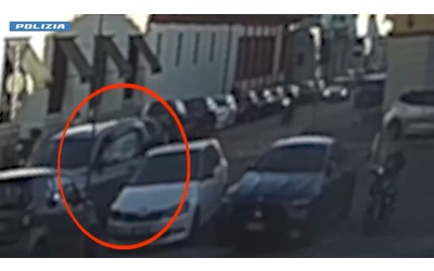 Aggredisce una donna e le strappa due orecchini da 100mila euro arrestato Il video della rapina