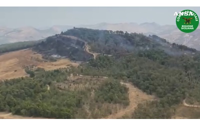 Agrigento, incendio sul Monte Sara: bruciati mille ettari di bosco. Le immagini dall’elicottero