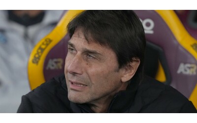 “Ah, ma parlava di me? Pensavo fosse autoreferenziale”: il Napoli vince e torna in vetta, Conte scherza sulle parole di De Laurentiis