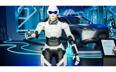 AiMOGA, il robot di OMODA & JAECOO che apre le auto e il futuro