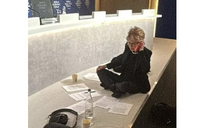 Al telefono da Davos Lilli Gruber a causa dell evacuazione dello studio tv svizzero cos successo a Otto e Mezzo ieri sera