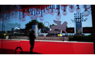 Al via la Mostra del cinema di Venezia: fuochi d’artificio numerici per nascondere il fango sotto il red carpet