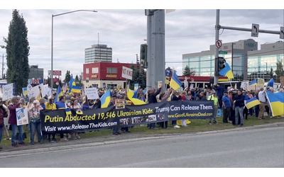 Alaska, manifestazioni in solidarietà con l’Ucraina in attesa del vertice Trump-Putin ad Anchorage