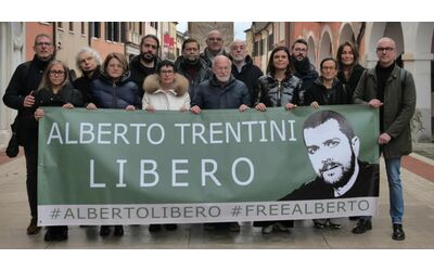“Alberto Trentini libero”: lo striscione appeso dal municipio di Mestre. E la petizione per il suo rilascio supera le 40mila firme