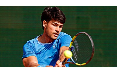 Alcaraz supera anche un problema al polso vittoria all esordio a Barcellona agli ottavi