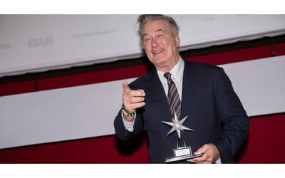 Alec Baldwin al Torino Film Festival, imita De Niro e annuncia che non vestirà più i panni di Trump.