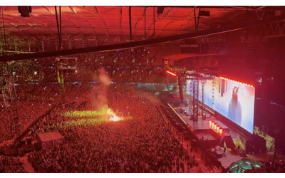 “All’enorme cogli**e che ha lanciato quel razzo sulla folla al concerto. Sei davvero fuori di testa e, fidati, che avrai il tuo”: Liam Gallagher furioso – VIDEO