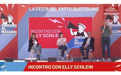 Alla Festa del Fatto Schlein parla di Ucraina e partono i fischi, Travaglio li interrompe: “Ora parla lei, rispettiamola”