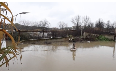 Allagamenti a Roma strade sommerse in zona Tiburtina e una famiglia evacuata
